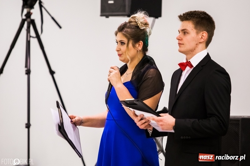 Zdjęcie w galerii na portalu naszraciborz.pl: Studniówki 2018. Pierwszego poloneza zatańczyli maturzyści ZSOMS FOTO i WIDEO wiadomości z regionu