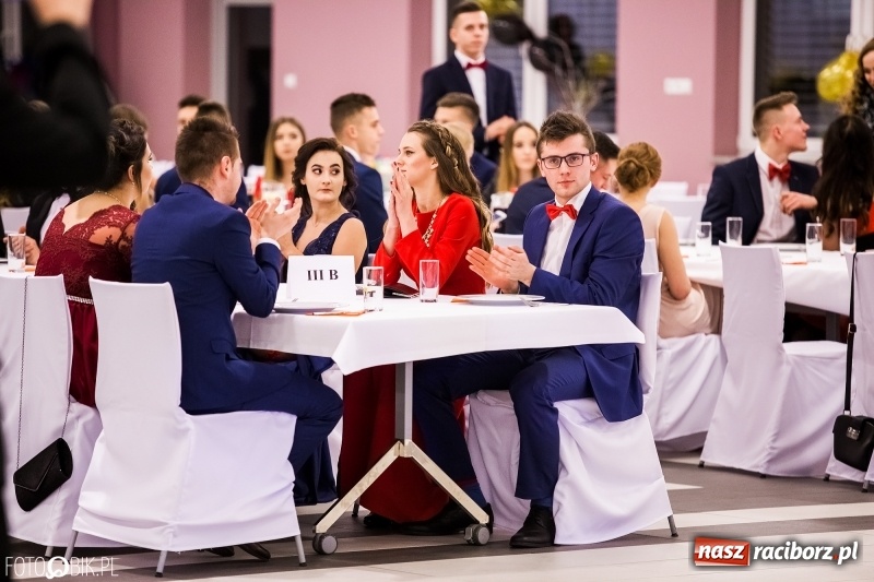Zdjęcie w galerii na portalu naszraciborz.pl: Studniówki 2018. Pierwszego poloneza zatańczyli maturzyści ZSOMS FOTO i WIDEO wiadomości z regionu