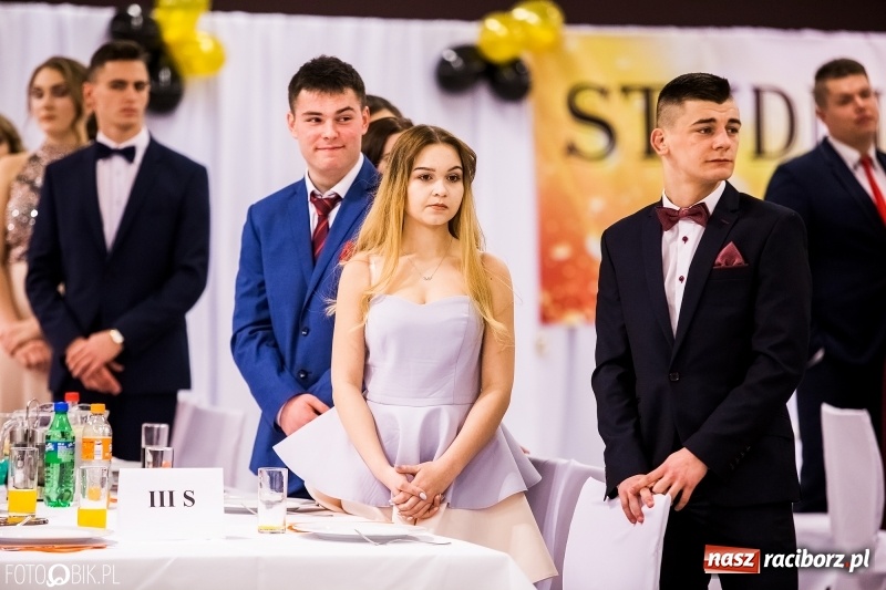 Zdjęcie w galerii na portalu naszraciborz.pl: Studniówki 2018. Pierwszego poloneza zatańczyli maturzyści ZSOMS FOTO i WIDEO wiadomości z regionu