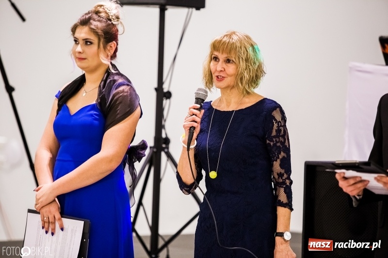 Zdjęcie w galerii na portalu naszraciborz.pl: Studniówki 2018. Pierwszego poloneza zatańczyli maturzyści ZSOMS FOTO i WIDEO wiadomości z regionu