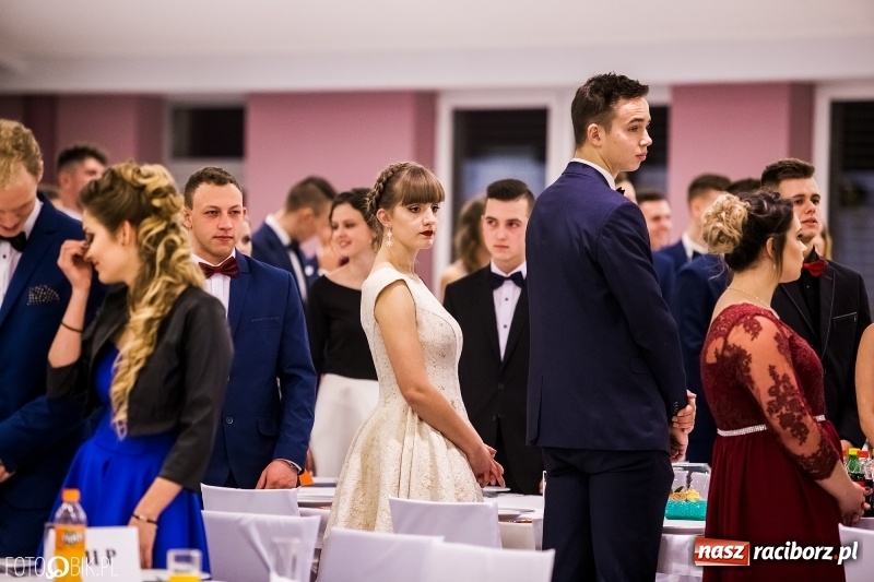 Zdjęcie w galerii na portalu naszraciborz.pl: Studniówki 2018. Pierwszego poloneza zatańczyli maturzyści ZSOMS FOTO i WIDEO wiadomości z regionu