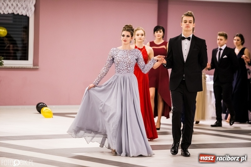 Zdjęcie w galerii na portalu naszraciborz.pl: Studniówki 2018. Pierwszego poloneza zatańczyli maturzyści ZSOMS FOTO i WIDEO wiadomości z regionu