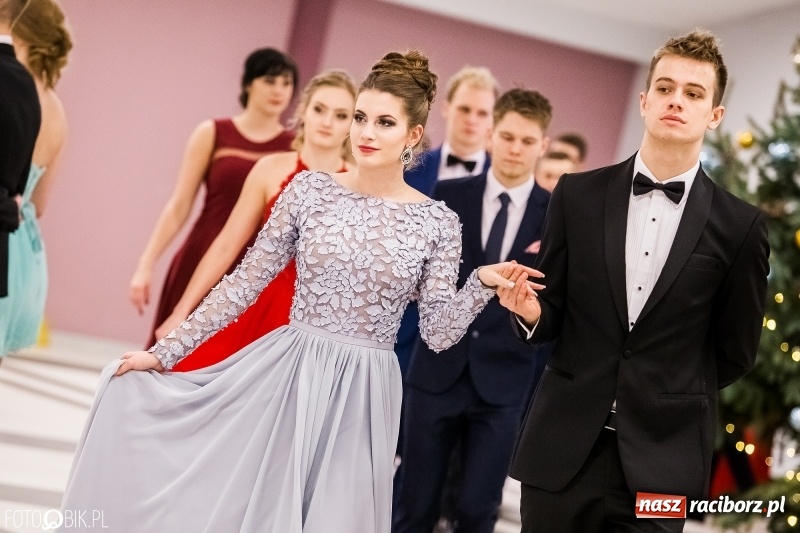 Zdjęcie w galerii na portalu naszraciborz.pl: Studniówki 2018. Pierwszego poloneza zatańczyli maturzyści ZSOMS FOTO i WIDEO wiadomości z regionu