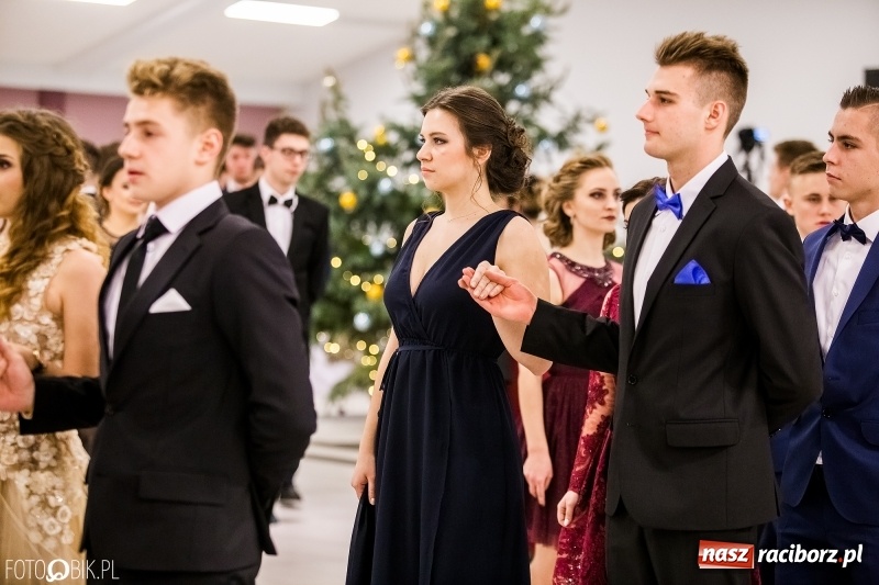 Zdjęcie w galerii na portalu naszraciborz.pl: Studniówki 2018. Pierwszego poloneza zatańczyli maturzyści ZSOMS FOTO i WIDEO wiadomości z regionu