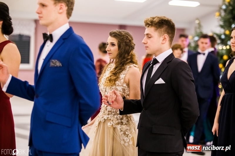 Zdjęcie w galerii na portalu naszraciborz.pl: Studniówki 2018. Pierwszego poloneza zatańczyli maturzyści ZSOMS FOTO i WIDEO wiadomości z regionu