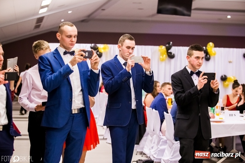 Zdjęcie w galerii na portalu naszraciborz.pl: Studniówki 2018. Pierwszego poloneza zatańczyli maturzyści ZSOMS FOTO i WIDEO wiadomości z regionu
