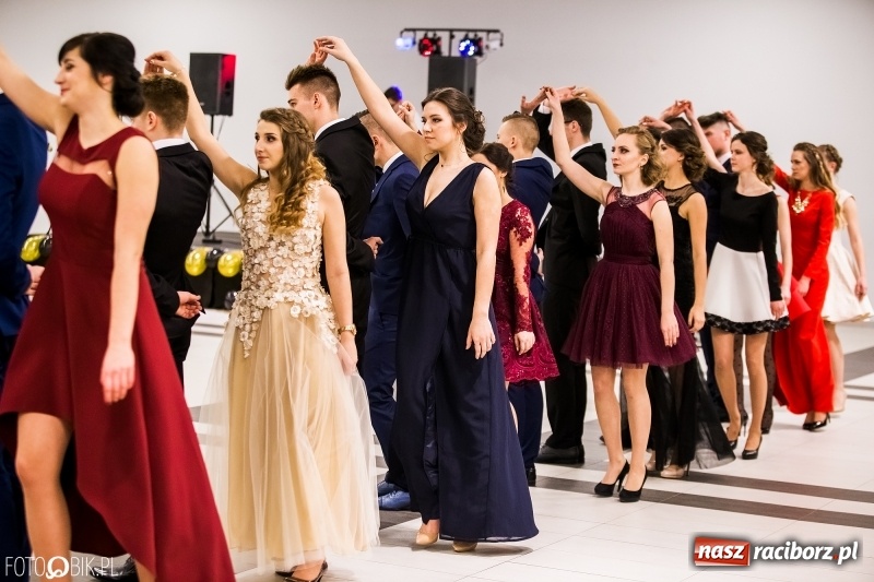 Zdjęcie w galerii na portalu naszraciborz.pl: Studniówki 2018. Pierwszego poloneza zatańczyli maturzyści ZSOMS FOTO i WIDEO wiadomości z regionu