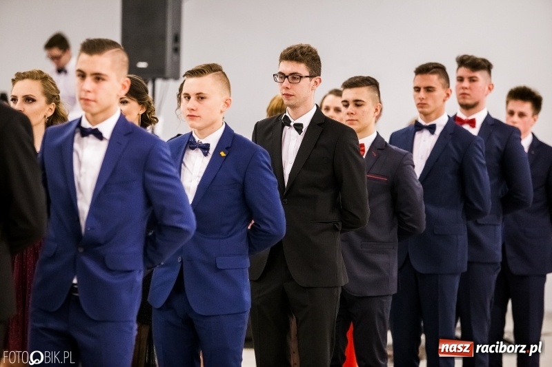 Zdjęcie w galerii na portalu naszraciborz.pl: Studniówki 2018. Pierwszego poloneza zatańczyli maturzyści ZSOMS FOTO i WIDEO wiadomości z regionu