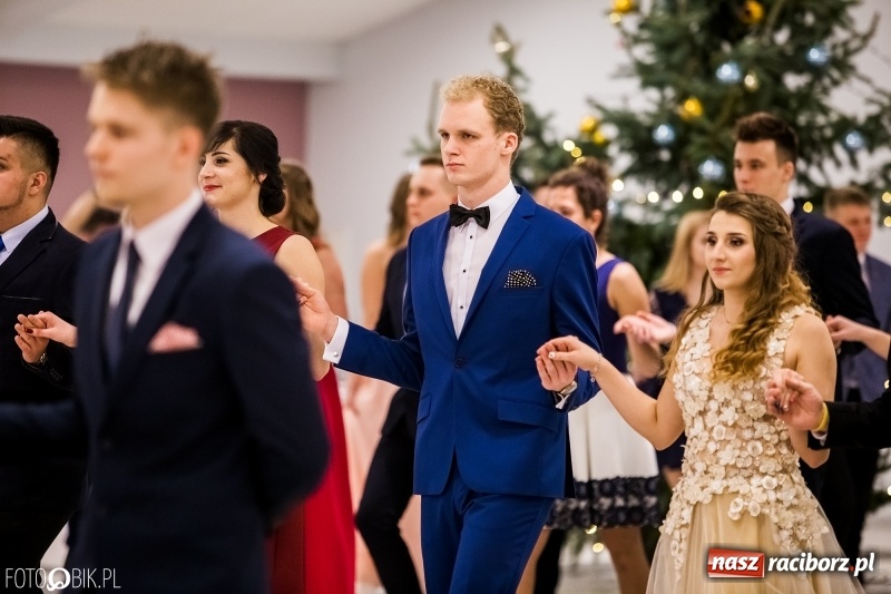 Zdjęcie w galerii na portalu naszraciborz.pl: Studniówki 2018. Pierwszego poloneza zatańczyli maturzyści ZSOMS FOTO i WIDEO wiadomości z regionu