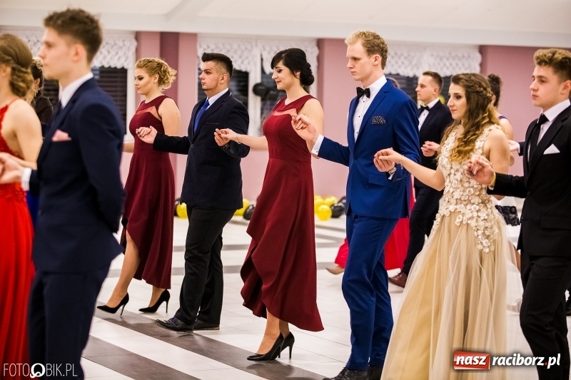 Zdjęcie w galerii na portalu naszraciborz.pl: Studniówki 2018. Pierwszego poloneza zatańczyli maturzyści ZSOMS FOTO i WIDEO wiadomości z regionu