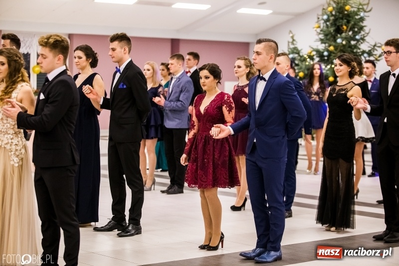 Zdjęcie w galerii na portalu naszraciborz.pl: Studniówki 2018. Pierwszego poloneza zatańczyli maturzyści ZSOMS FOTO i WIDEO wiadomości z regionu