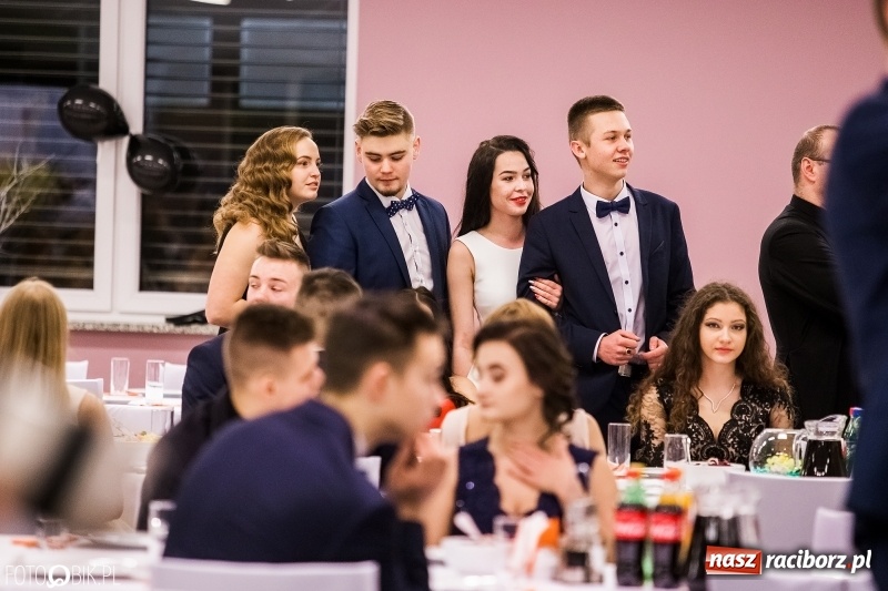 Zdjęcie w galerii na portalu naszraciborz.pl: Studniówki 2018. Pierwszego poloneza zatańczyli maturzyści ZSOMS FOTO i WIDEO wiadomości z regionu
