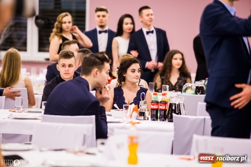 Zdjęcie w galerii na portalu naszraciborz.pl: Studniówki 2018. Pierwszego poloneza zatańczyli maturzyści ZSOMS FOTO i WIDEO wiadomości z regionu