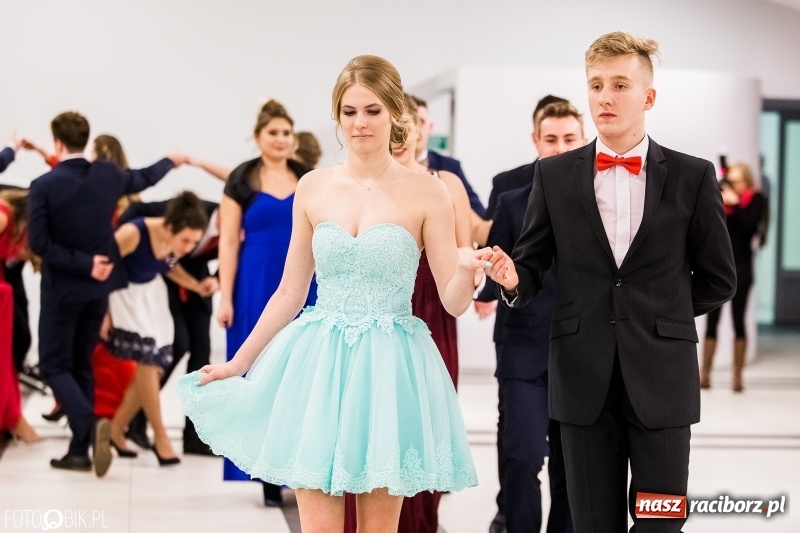 Zdjęcie w galerii na portalu naszraciborz.pl: Studniówki 2018. Pierwszego poloneza zatańczyli maturzyści ZSOMS FOTO i WIDEO wiadomości z regionu