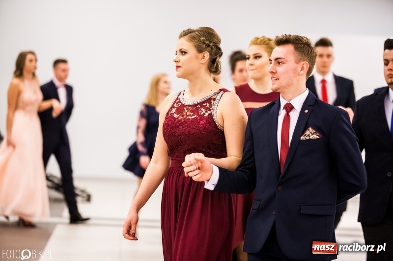Zdjęcie w galerii na portalu naszraciborz.pl: Studniówki 2018. Pierwszego poloneza zatańczyli maturzyści ZSOMS FOTO i WIDEO wiadomości z regionu