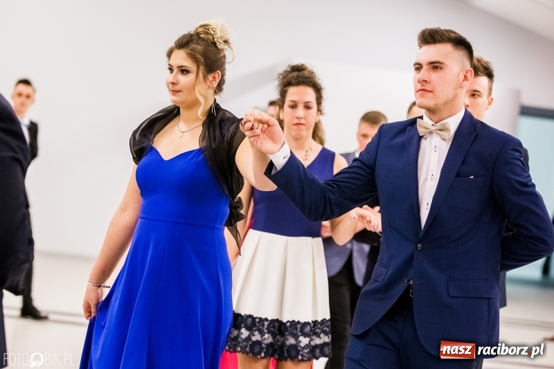 Zdjęcie w galerii na portalu naszraciborz.pl: Studniówki 2018. Pierwszego poloneza zatańczyli maturzyści ZSOMS FOTO i WIDEO wiadomości z regionu