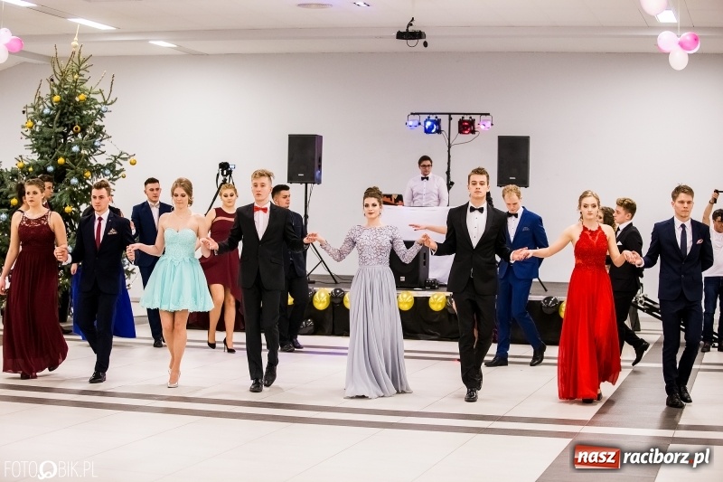 Zdjęcie w galerii na portalu naszraciborz.pl: Studniówki 2018. Pierwszego poloneza zatańczyli maturzyści ZSOMS FOTO i WIDEO wiadomości z regionu