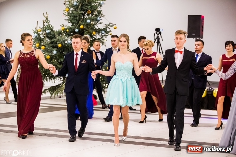 Zdjęcie w galerii na portalu naszraciborz.pl: Studniówki 2018. Pierwszego poloneza zatańczyli maturzyści ZSOMS FOTO i WIDEO wiadomości z regionu