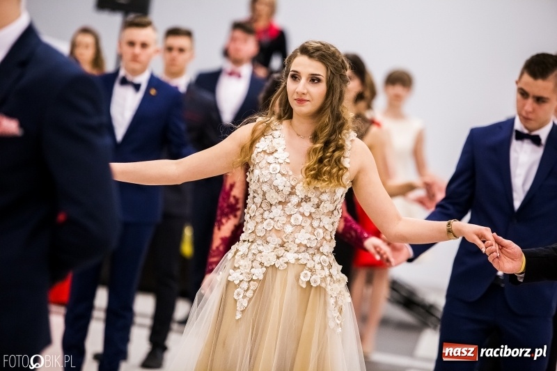 Zdjęcie w galerii na portalu naszraciborz.pl: Studniówki 2018. Pierwszego poloneza zatańczyli maturzyści ZSOMS FOTO i WIDEO wiadomości z regionu