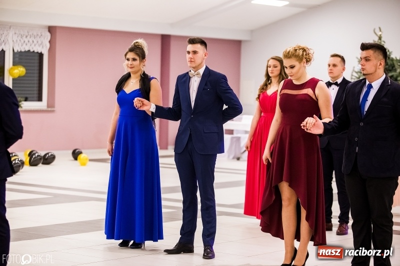 Zdjęcie w galerii na portalu naszraciborz.pl: Studniówki 2018. Pierwszego poloneza zatańczyli maturzyści ZSOMS FOTO i WIDEO wiadomości z regionu