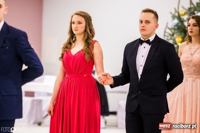 Zdjęcie w galerii na portalu naszraciborz.pl: Studniówki 2018. Pierwszego poloneza zatańczyli maturzyści ZSOMS FOTO i WIDEO wiadomości z regionu