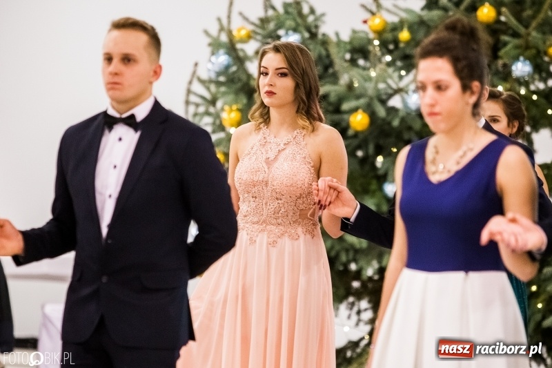 Zdjęcie w galerii na portalu naszraciborz.pl: Studniówki 2018. Pierwszego poloneza zatańczyli maturzyści ZSOMS FOTO i WIDEO wiadomości z regionu