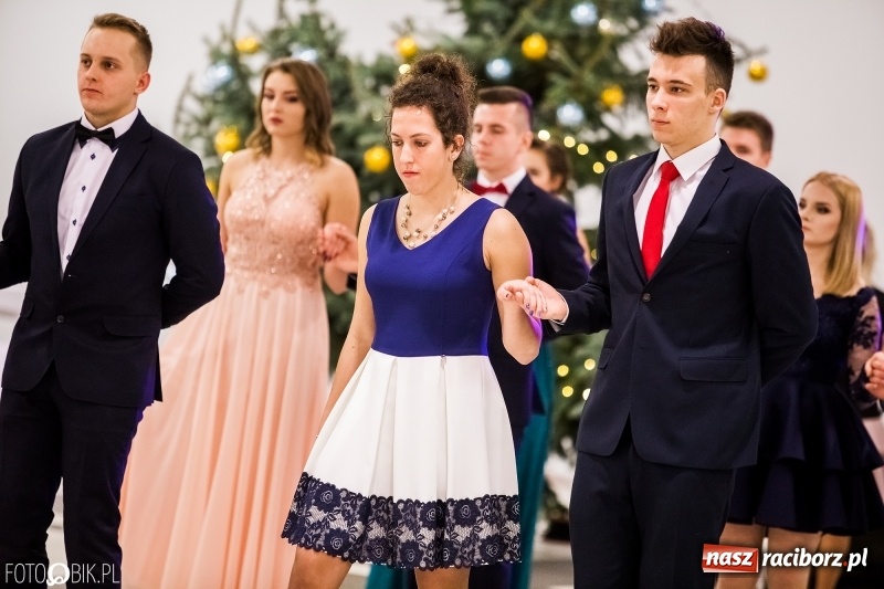 Zdjęcie w galerii na portalu naszraciborz.pl: Studniówki 2018. Pierwszego poloneza zatańczyli maturzyści ZSOMS FOTO i WIDEO wiadomości z regionu