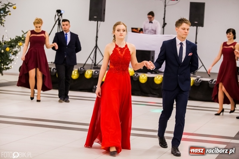 Zdjęcie w galerii na portalu naszraciborz.pl: Studniówki 2018. Pierwszego poloneza zatańczyli maturzyści ZSOMS FOTO i WIDEO wiadomości z regionu