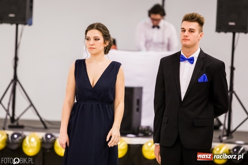 Zdjęcie w galerii na portalu naszraciborz.pl: Studniówki 2018. Pierwszego poloneza zatańczyli maturzyści ZSOMS FOTO i WIDEO wiadomości z regionu