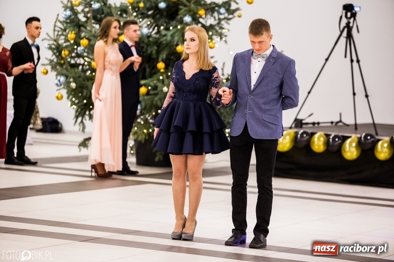 Zdjęcie w galerii na portalu naszraciborz.pl: Studniówki 2018. Pierwszego poloneza zatańczyli maturzyści ZSOMS FOTO i WIDEO wiadomości z regionu