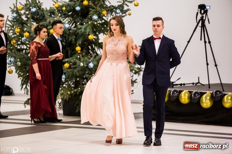 Zdjęcie w galerii na portalu naszraciborz.pl: Studniówki 2018. Pierwszego poloneza zatańczyli maturzyści ZSOMS FOTO i WIDEO wiadomości z regionu