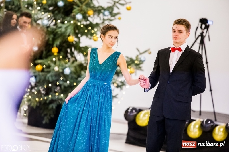 Zdjęcie w galerii na portalu naszraciborz.pl: Studniówki 2018. Pierwszego poloneza zatańczyli maturzyści ZSOMS FOTO i WIDEO wiadomości z regionu