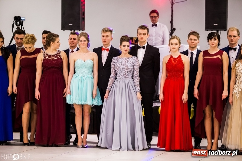 Zdjęcie w galerii na portalu naszraciborz.pl: Studniówki 2018. Pierwszego poloneza zatańczyli maturzyści ZSOMS FOTO i WIDEO wiadomości z regionu