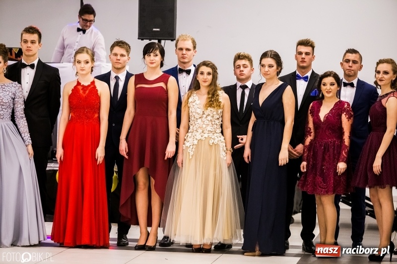 Zdjęcie w galerii na portalu naszraciborz.pl: Studniówki 2018. Pierwszego poloneza zatańczyli maturzyści ZSOMS FOTO i WIDEO wiadomości z regionu