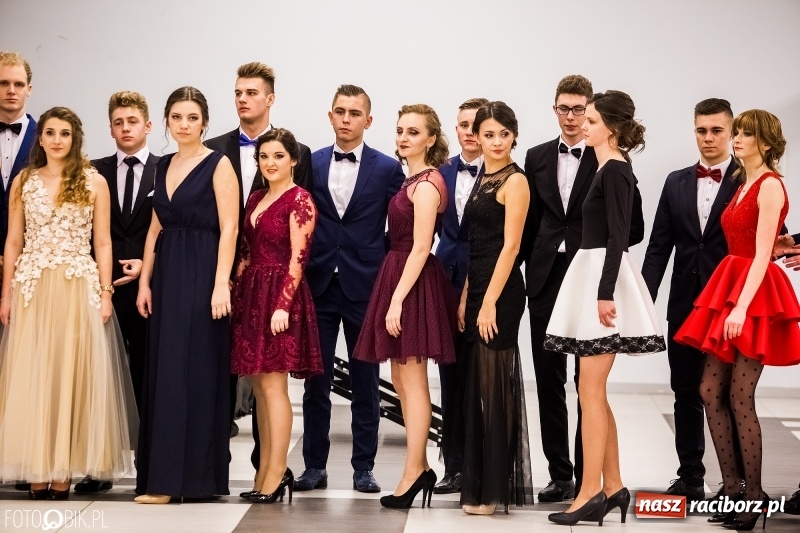 Zdjęcie w galerii na portalu naszraciborz.pl: Studniówki 2018. Pierwszego poloneza zatańczyli maturzyści ZSOMS FOTO i WIDEO wiadomości z regionu