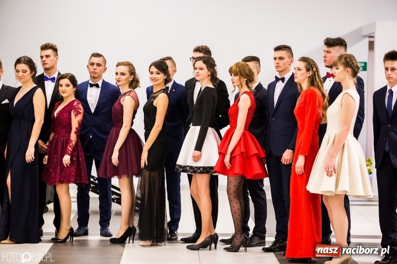 Zdjęcie w galerii na portalu naszraciborz.pl: Studniówki 2018. Pierwszego poloneza zatańczyli maturzyści ZSOMS FOTO i WIDEO wiadomości z regionu
