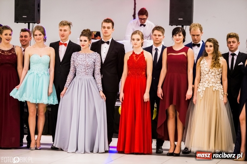 Zdjęcie w galerii na portalu naszraciborz.pl: Studniówki 2018. Pierwszego poloneza zatańczyli maturzyści ZSOMS FOTO i WIDEO wiadomości z regionu