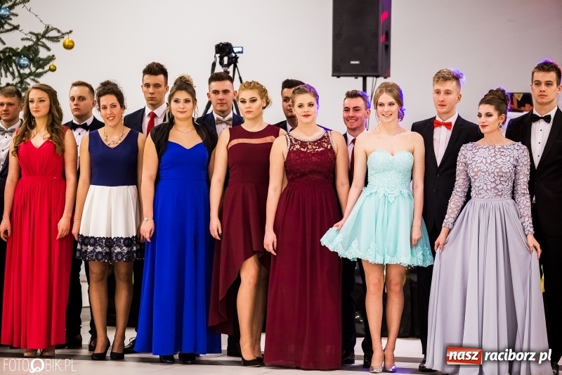 Zdjęcie w galerii na portalu naszraciborz.pl: Studniówki 2018. Pierwszego poloneza zatańczyli maturzyści ZSOMS FOTO i WIDEO wiadomości z regionu