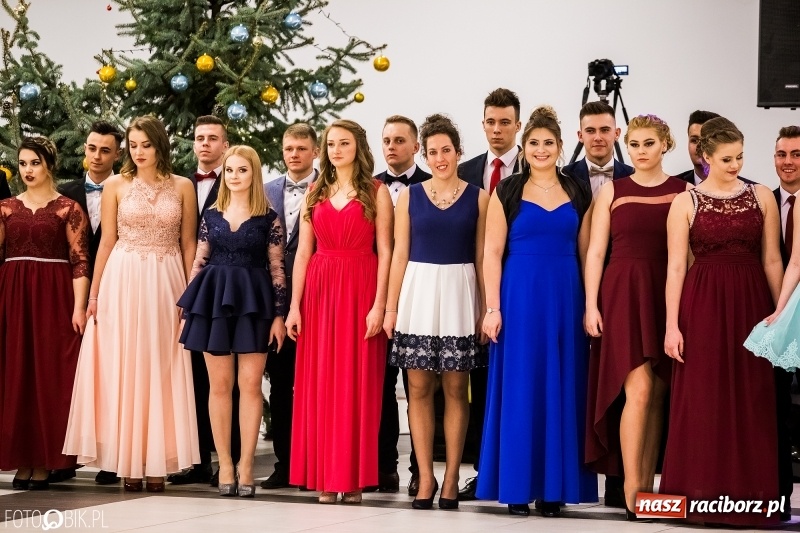Zdjęcie w galerii na portalu naszraciborz.pl: Studniówki 2018. Pierwszego poloneza zatańczyli maturzyści ZSOMS FOTO i WIDEO wiadomości z regionu