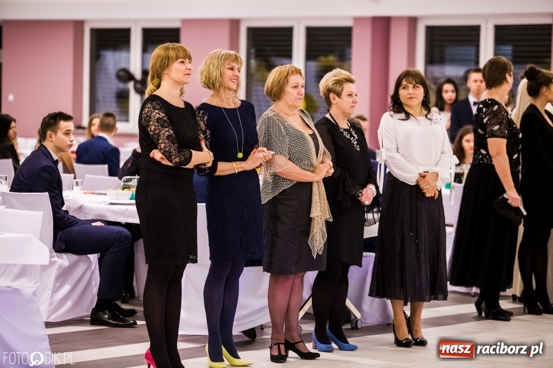 Zdjęcie w galerii na portalu naszraciborz.pl: Studniówki 2018. Pierwszego poloneza zatańczyli maturzyści ZSOMS FOTO i WIDEO wiadomości z regionu