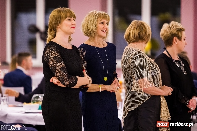 Zdjęcie w galerii na portalu naszraciborz.pl: Studniówki 2018. Pierwszego poloneza zatańczyli maturzyści ZSOMS FOTO i WIDEO wiadomości z regionu