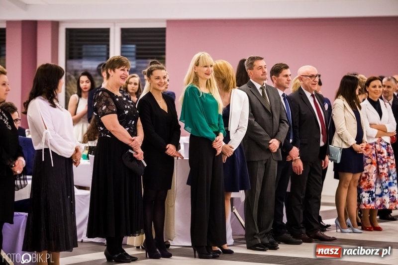Zdjęcie w galerii na portalu naszraciborz.pl: Studniówki 2018. Pierwszego poloneza zatańczyli maturzyści ZSOMS FOTO i WIDEO wiadomości z regionu