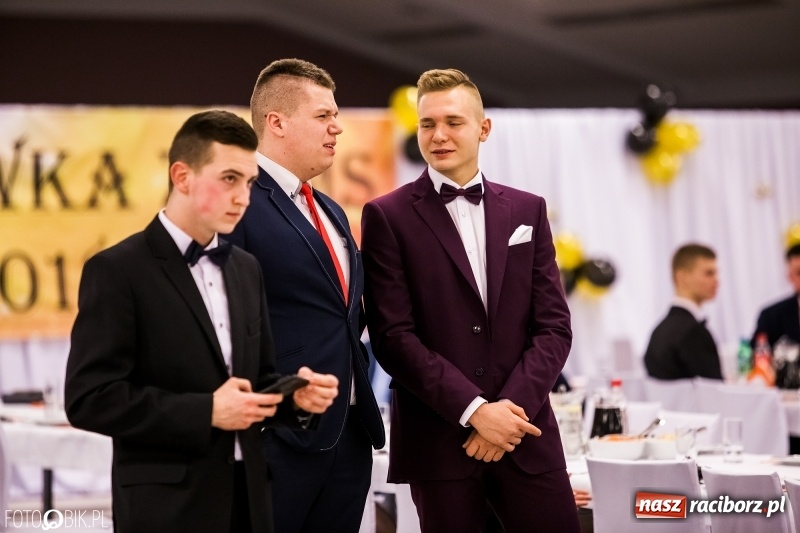 Zdjęcie w galerii na portalu naszraciborz.pl: Studniówki 2018. Pierwszego poloneza zatańczyli maturzyści ZSOMS FOTO i WIDEO wiadomości z regionu