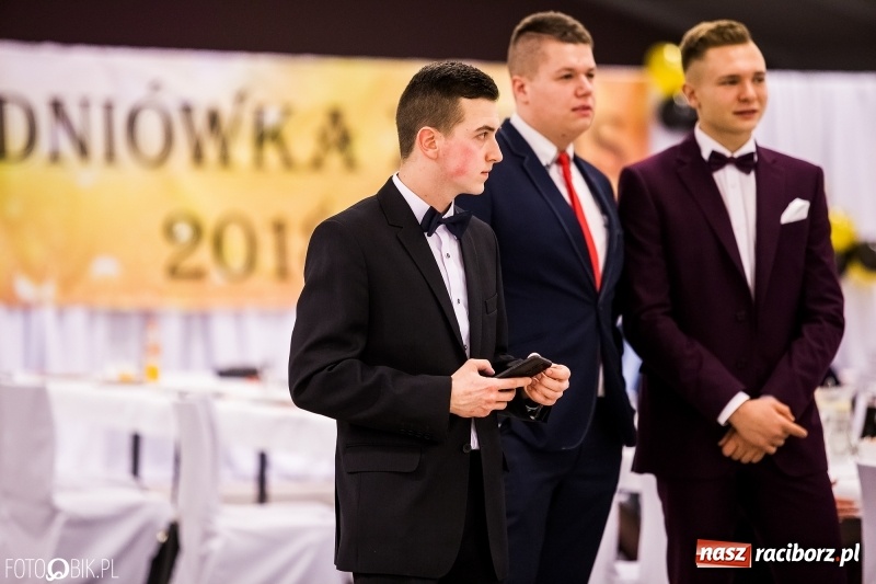 Zdjęcie w galerii na portalu naszraciborz.pl: Studniówki 2018. Pierwszego poloneza zatańczyli maturzyści ZSOMS FOTO i WIDEO wiadomości z regionu