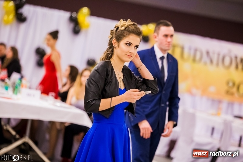 Zdjęcie w galerii na portalu naszraciborz.pl: Studniówki 2018. Pierwszego poloneza zatańczyli maturzyści ZSOMS FOTO i WIDEO wiadomości z regionu