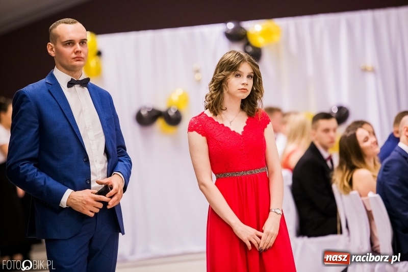 Zdjęcie w galerii na portalu naszraciborz.pl: Studniówki 2018. Pierwszego poloneza zatańczyli maturzyści ZSOMS FOTO i WIDEO wiadomości z regionu