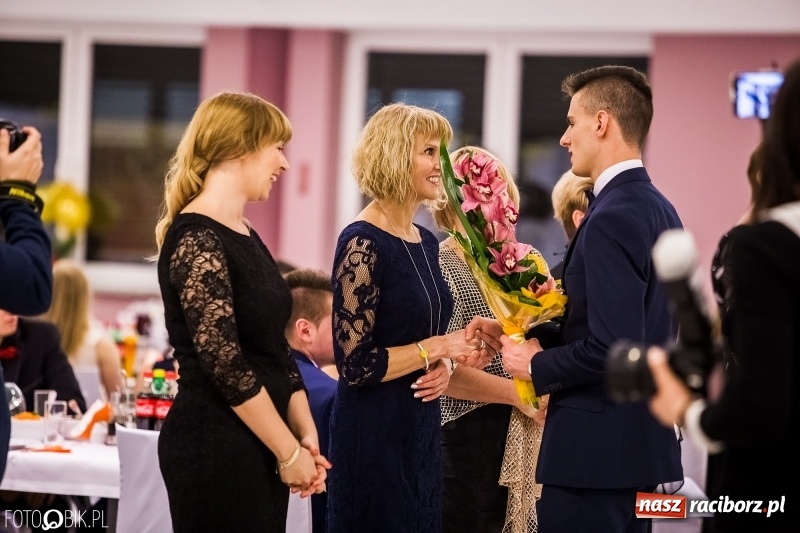 Zdjęcie w galerii na portalu naszraciborz.pl: Studniówki 2018. Pierwszego poloneza zatańczyli maturzyści ZSOMS FOTO i WIDEO wiadomości z regionu