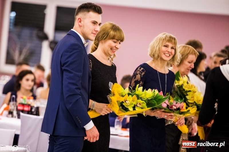 Zdjęcie w galerii na portalu naszraciborz.pl: Studniówki 2018. Pierwszego poloneza zatańczyli maturzyści ZSOMS FOTO i WIDEO wiadomości z regionu