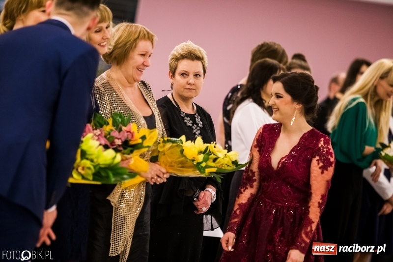 Zdjęcie w galerii na portalu naszraciborz.pl: Studniówki 2018. Pierwszego poloneza zatańczyli maturzyści ZSOMS FOTO i WIDEO wiadomości z regionu