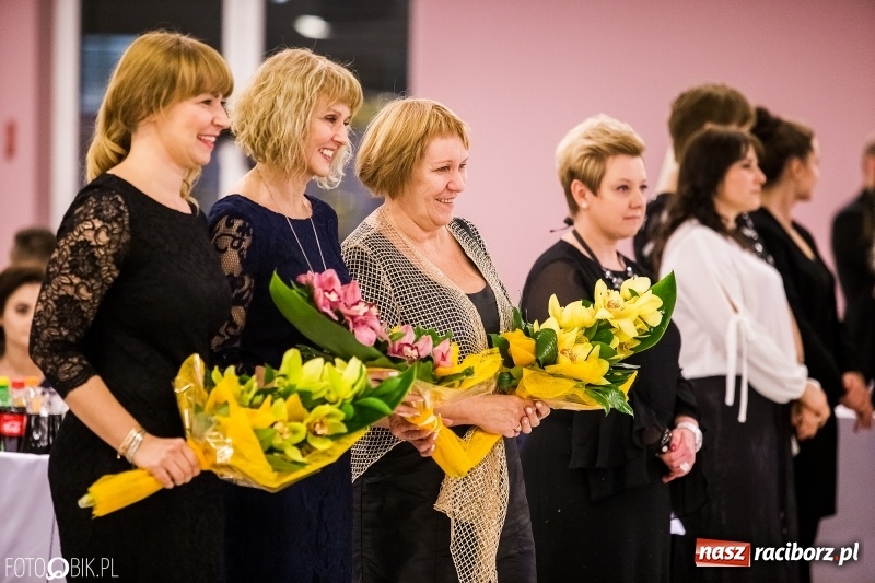 Zdjęcie w galerii na portalu naszraciborz.pl: Studniówki 2018. Pierwszego poloneza zatańczyli maturzyści ZSOMS FOTO i WIDEO wiadomości z regionu